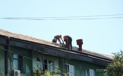 94 із 377 вже виконано: Дніпро продовжує ремонтувати аварійні покрівлі у комунальних будинках