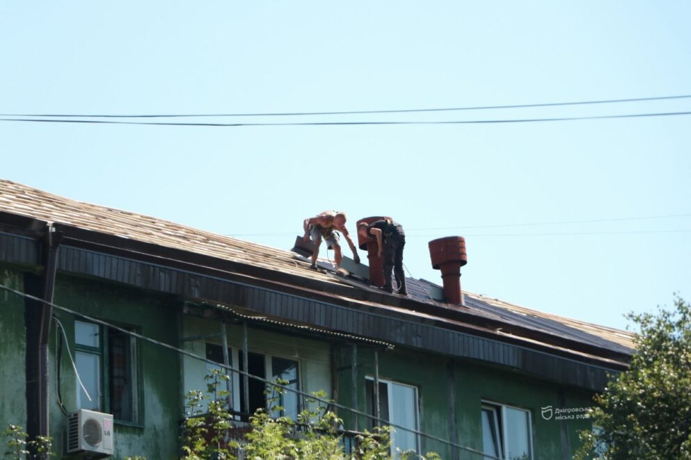 94 із 377 вже виконано: Дніпро продовжує ремонтувати аварійні покрівлі у комунальних будинках