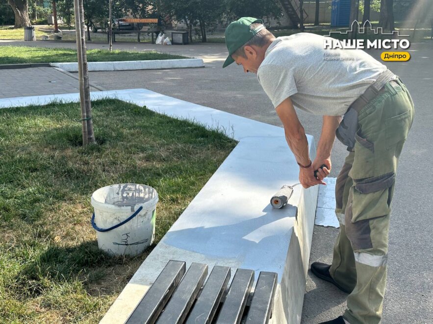 У Дніпрі усувають наслідки вандалізму у сквері Янгеля