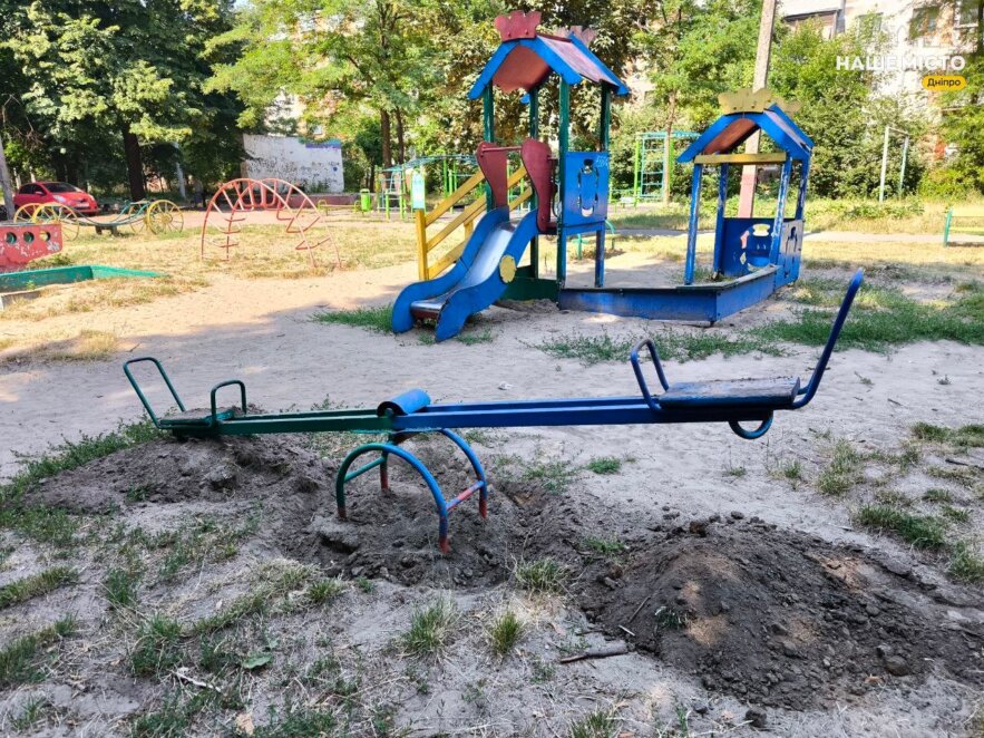 В Днепре проводятся демонтажные работы на аварийной детской площадке на ул. Янгеля, 10 
