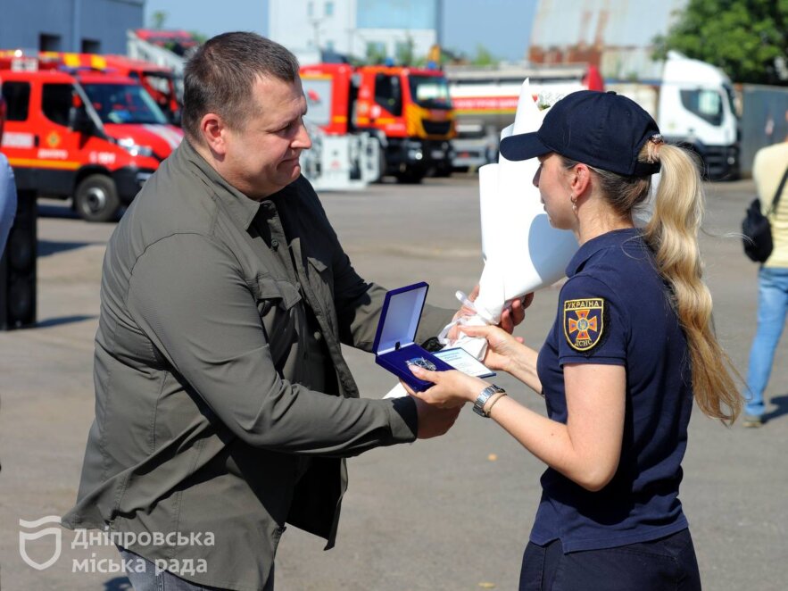 Рятувальники, поліцейські, комунальники та лікарі Дніпра отримали нагороди від міста та області