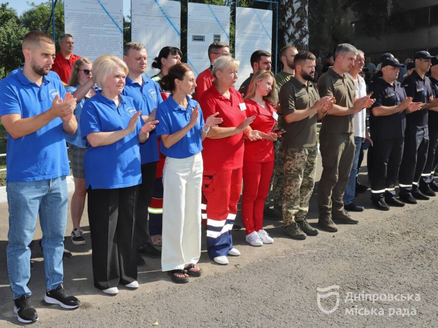 Рятувальники, поліцейські, комунальники та лікарі Дніпра отримали нагороди від міста та області