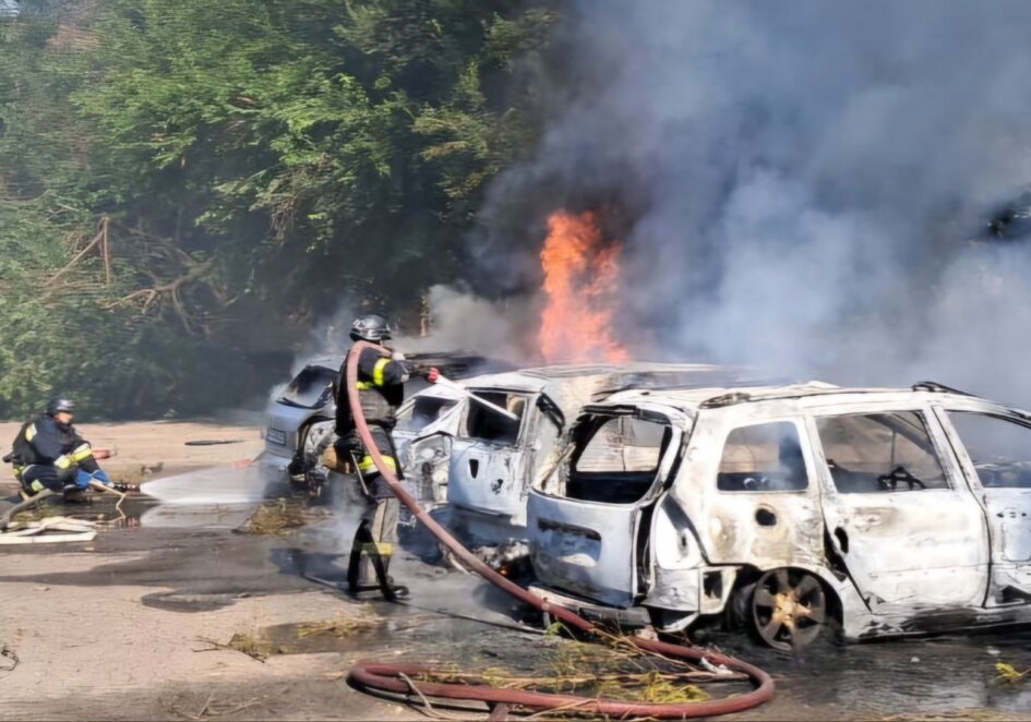 Пошкоджено понад 15 автівок: окупанти атакували Нікопольщину дронами і артилерією