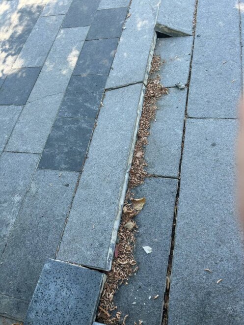 У Дніпрі продовжують відновлення тротуарної плитки та водорозбірних колонок за заявками містян