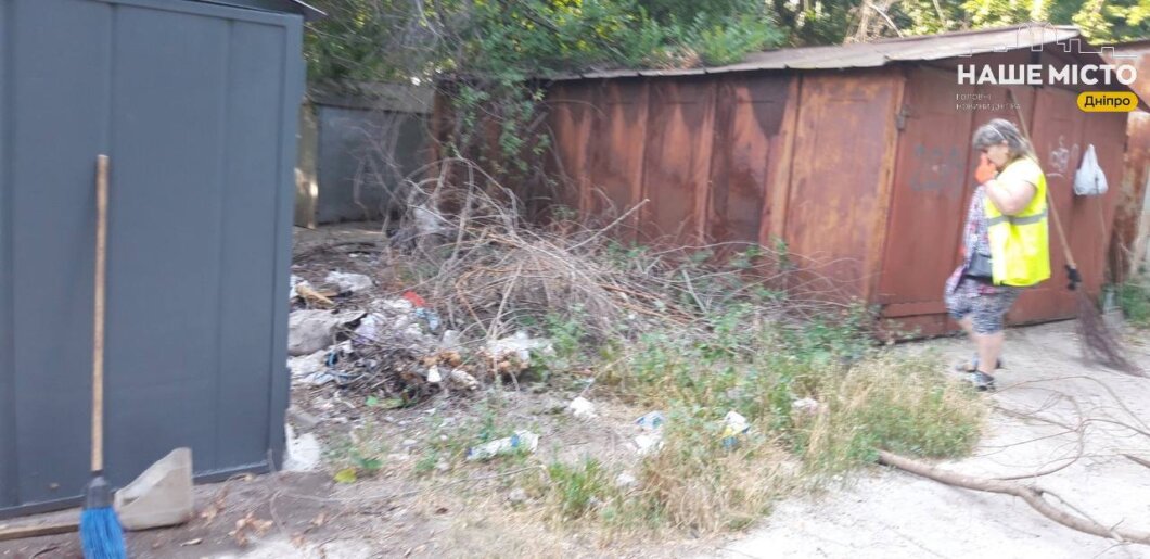 У Дніпрі прибрали стихійне сміттєзвалище по вулиці Бориса Мозолевського
