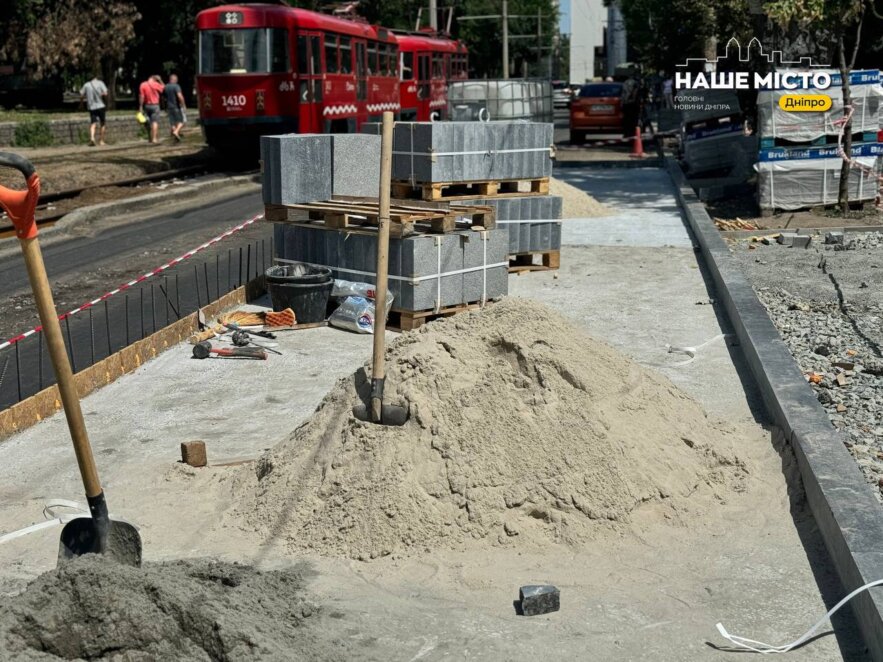 У Дніпрі перевірили, як проходить ремонт тротуару на площі Соборній 