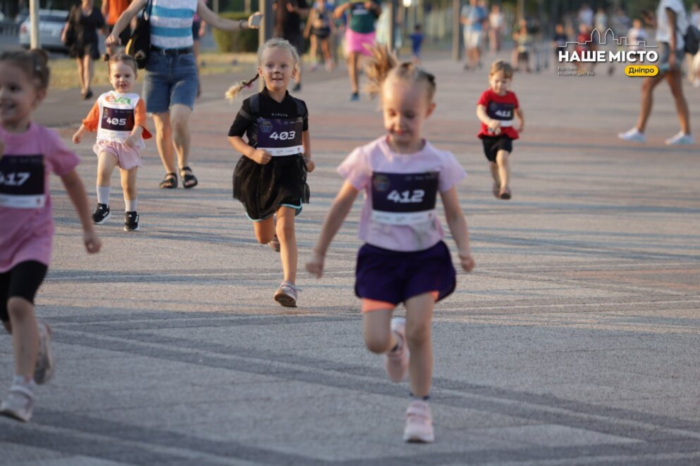 Близько 300 учасників, гарний настрій та подарунки: у Дніпрі відбувся нічний забіг «10k Night Run 2024»