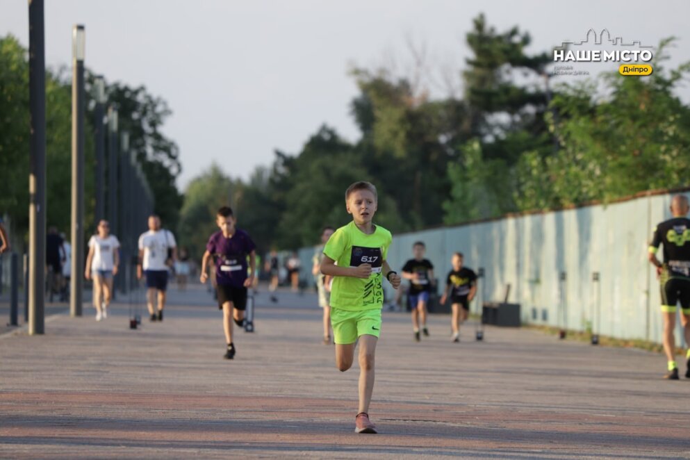 Близько 300 учасників, гарний настрій та подарунки: у Дніпрі відбувся нічний забіг «10k Night Run 2024»