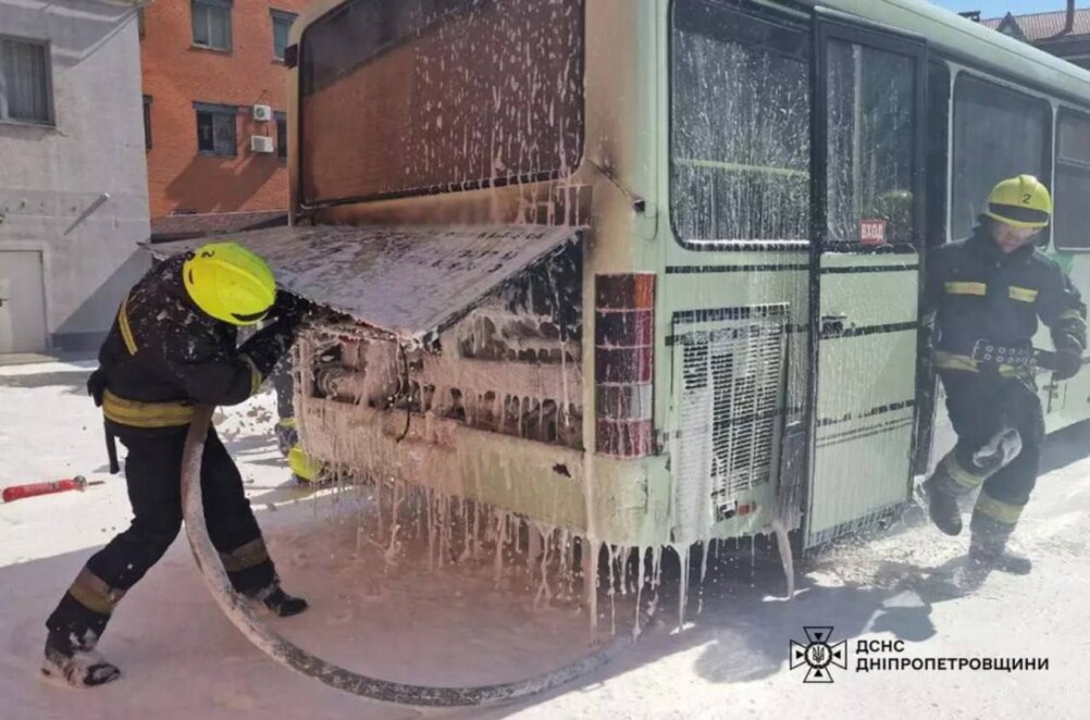 Пожарные тушат загоревшийся автобус