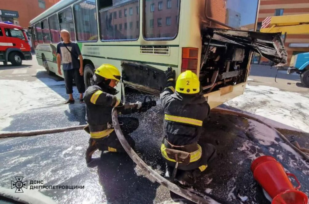 Пожарные тушат загоревшийся автобус
