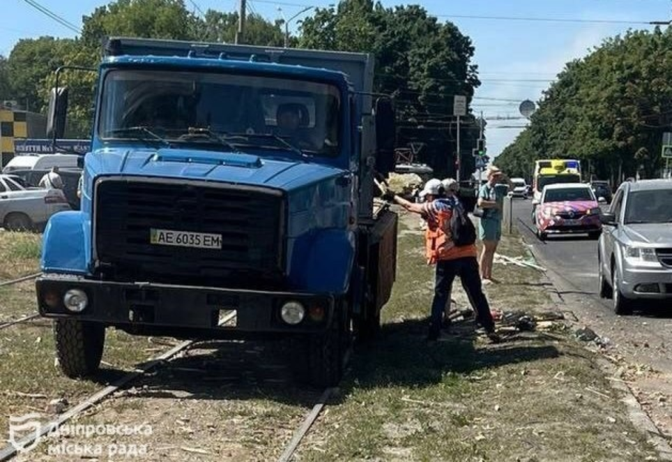 Комунальні служби Дніпра ліквідовують наслідки ракетного удару, що стався 3 липня