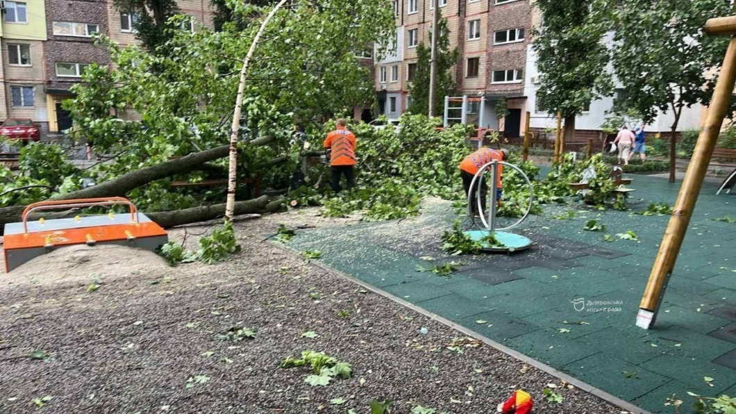 Комунальні служби ліквідували наслідки негоди у Дніпрі 5 липня