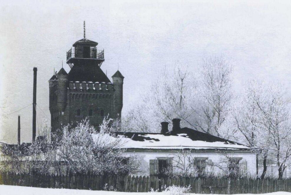 Водонапірна вежа першого водогону на Соборній площі у 1900 році