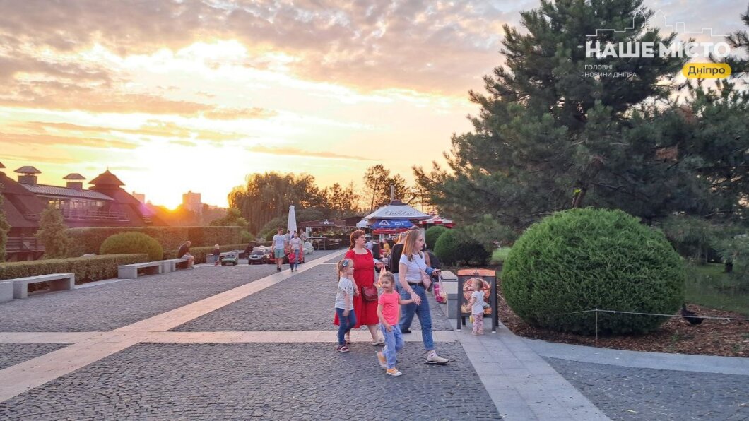 захід сонця у парку яхт-клубу Січ у Дніпрі