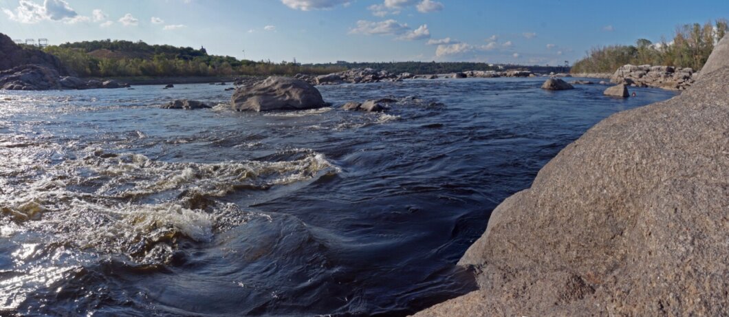 У Дніпрі внаслідок зниження рівня води можна побачити легендарні пороги, які майже століття були приховані