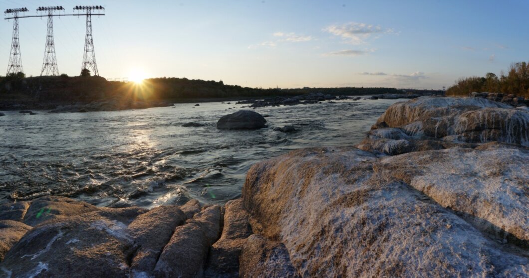 У Дніпрі внаслідок зниження рівня води можна побачити легендарні пороги, які майже століття були приховані