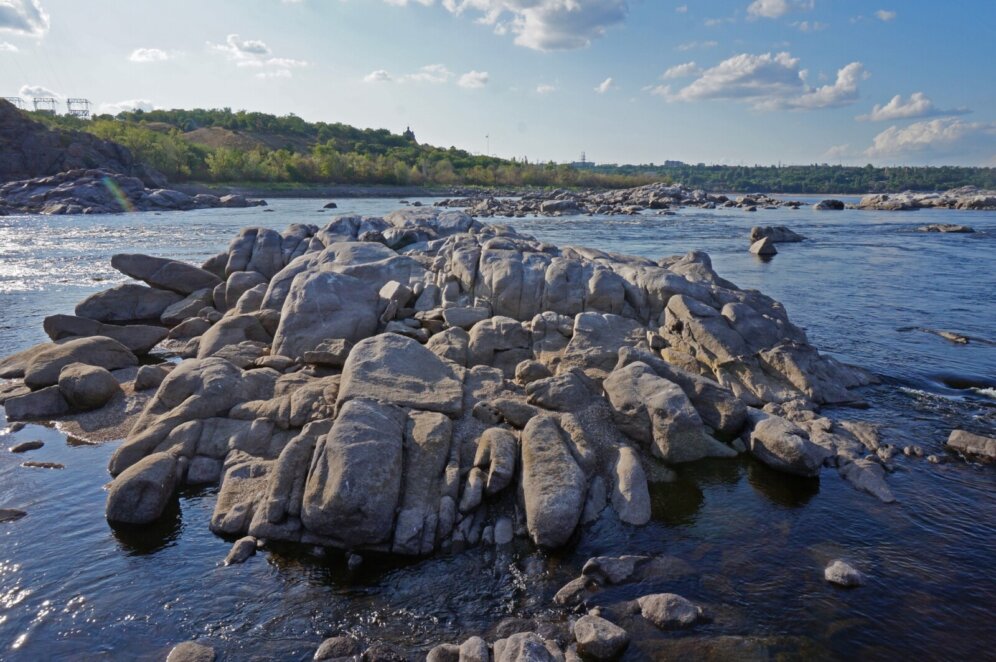 У Дніпрі внаслідок зниження рівня води можна побачити легендарні пороги, які майже століття були приховані