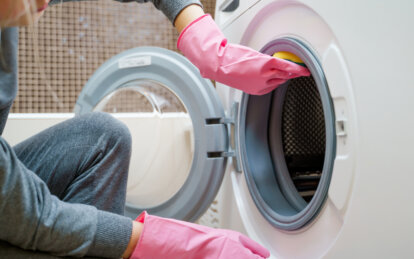 Накип, бруд та пліснява: як легко почистити пральну машинку