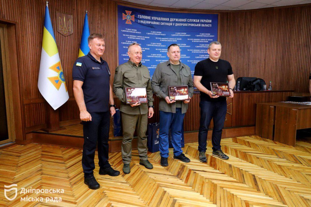 Подяка від усього Дніпра: Борис Філатов вручив почесні нагороди рятувальникам