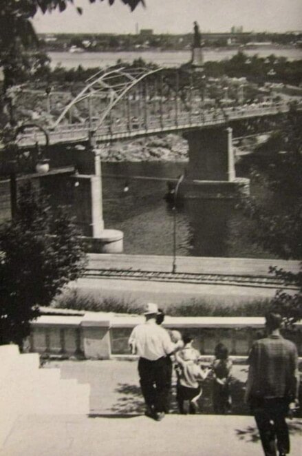 Пішохідна переправа на острів у Дніпрі у 1960-х
