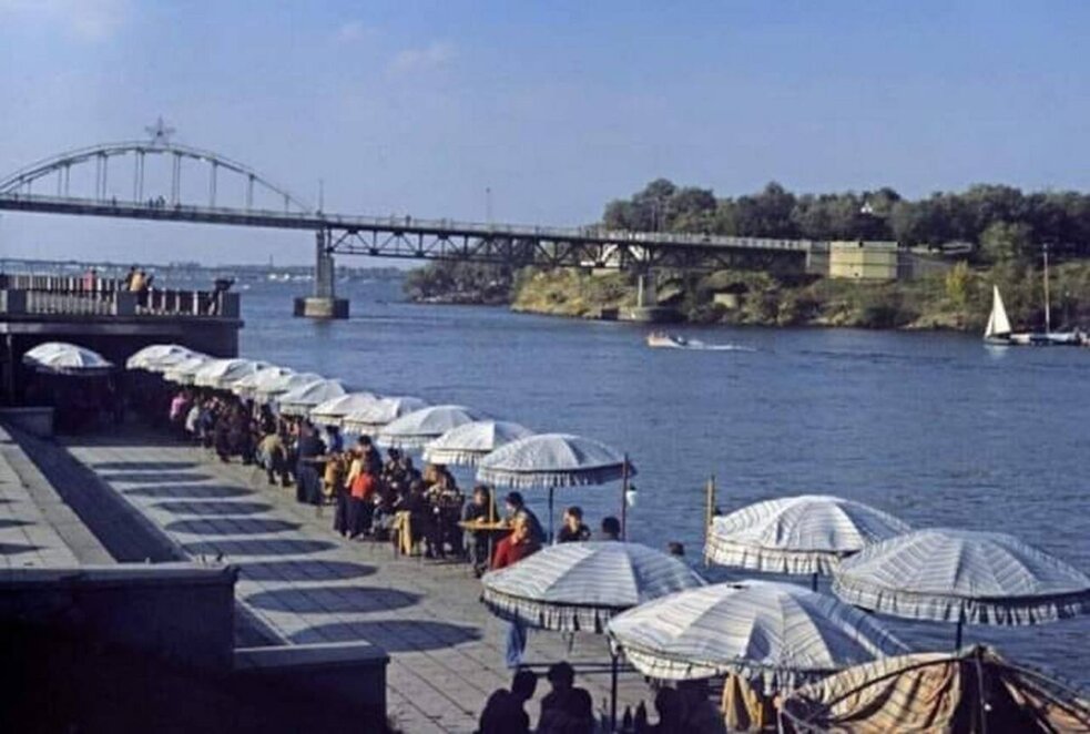 Так выглядел пешеходный мост в Днепре в 1970-е