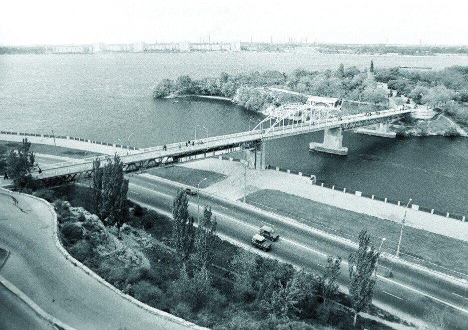 Так выглядел пешеходный мост в Днепре в 1970-е