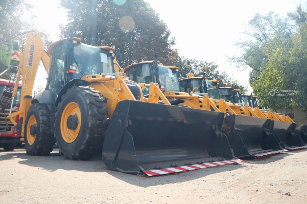 До Дніпра прибули п'ять екскаваторів Komatsu та труби різних діаметрів від Японії