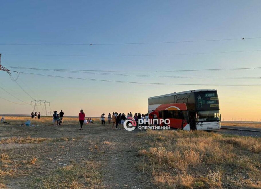 85 людей з Дніпра та Харкова застрягли в полі у Румунії - Наше Місто