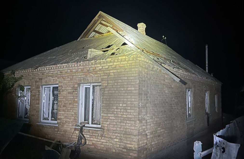 Ввечері та вночі агресор атакував Нікопольщину: пошкоджено житлові будинки та сонячні панелі