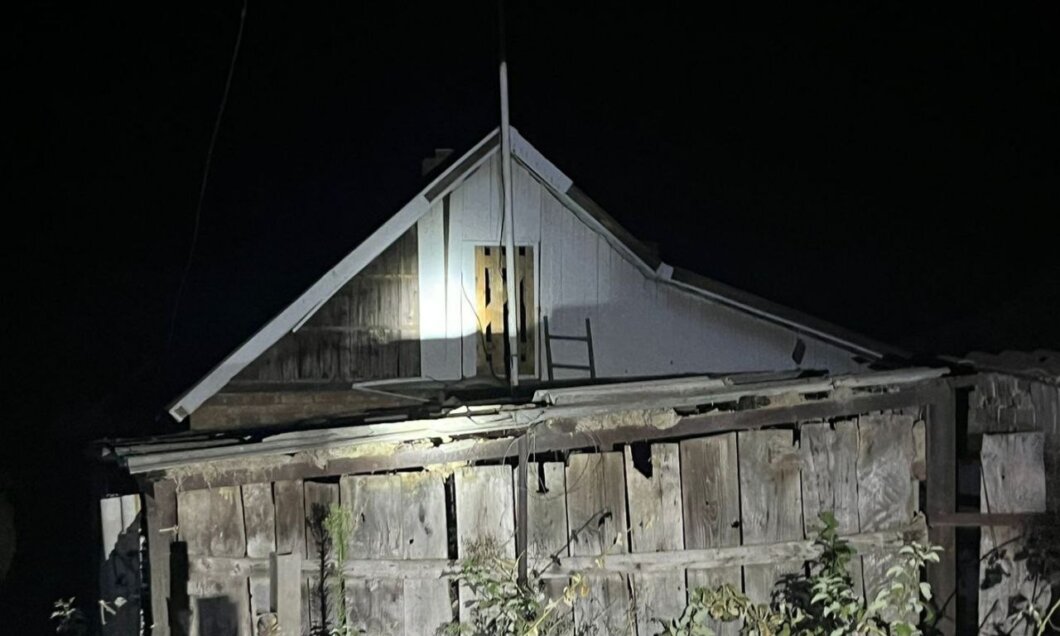 Ввечері та вночі агресор атакував Нікопольщину: пошкоджено житлові будинки та сонячні панелі