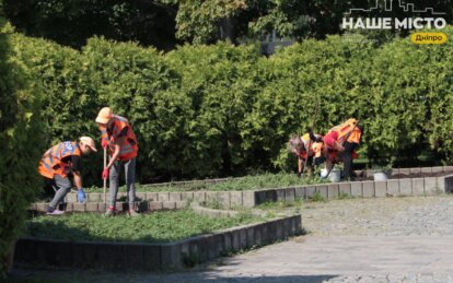 У Дніпрі комунальники наводять лад на зелених зонах міста