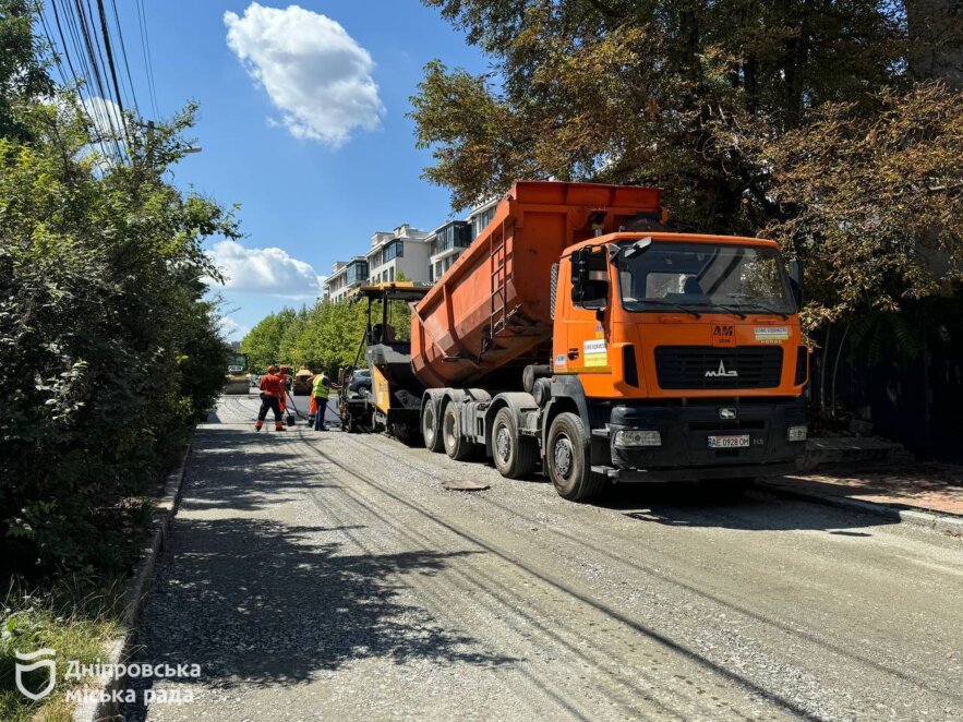 У Дніпрі комплексно ремонтують аварійну дорогу на вул. Сергія Подолинського