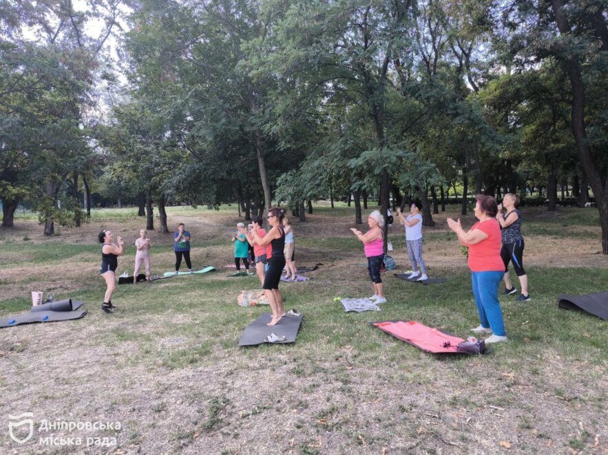 У Дніпрі на студентів Університету третього віку проходять заняття з пілатесу