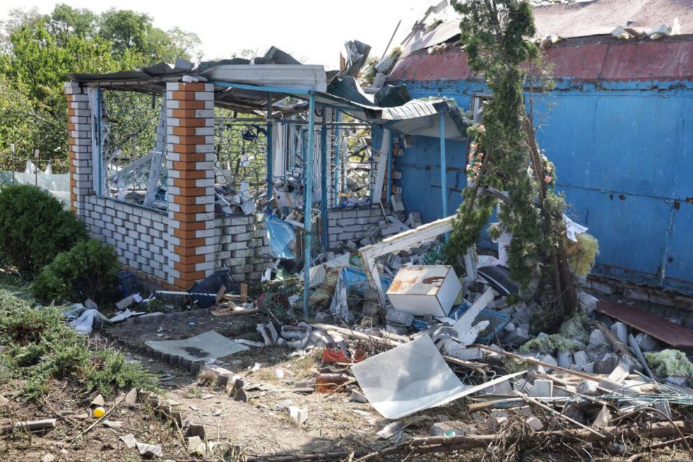 Дерева повиривало з коренями, будинки розбиті вщент: що відбувається па місці ракетного удару під Дніпром