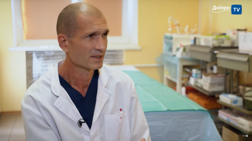 Рятує поранених з перших днів великої війни: хірург міської лікарні Дніпра творить дива на операційному столі