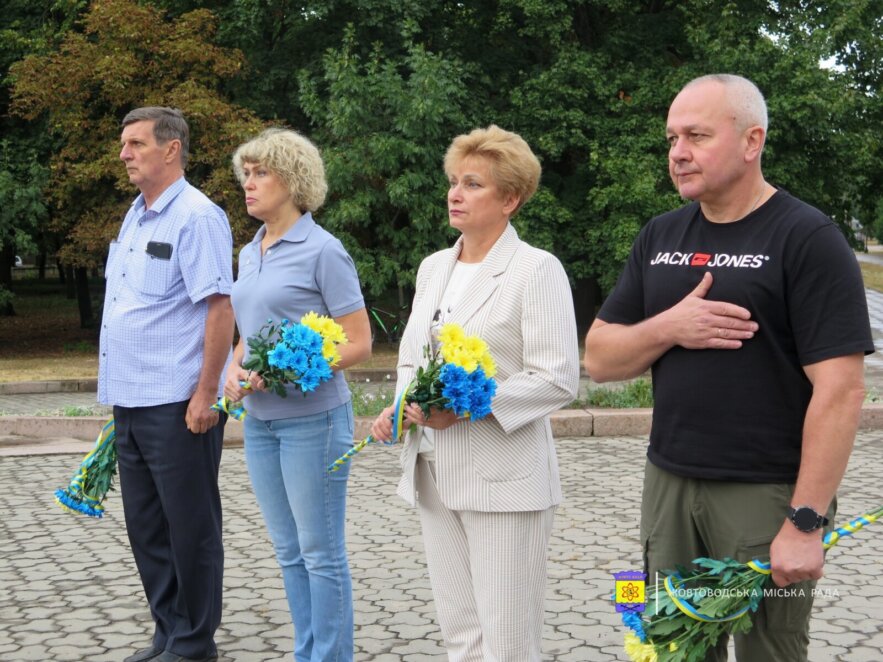 На колінах провели в останню путь: у Жовтих Водах попрощалися з Героєм, який загинув на Запорізькому напрямку 