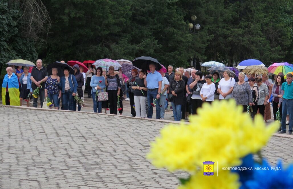 На колінах провели в останню путь: у Жовтих Водах попрощалися з Героєм, який загинув на Запорізькому напрямку 