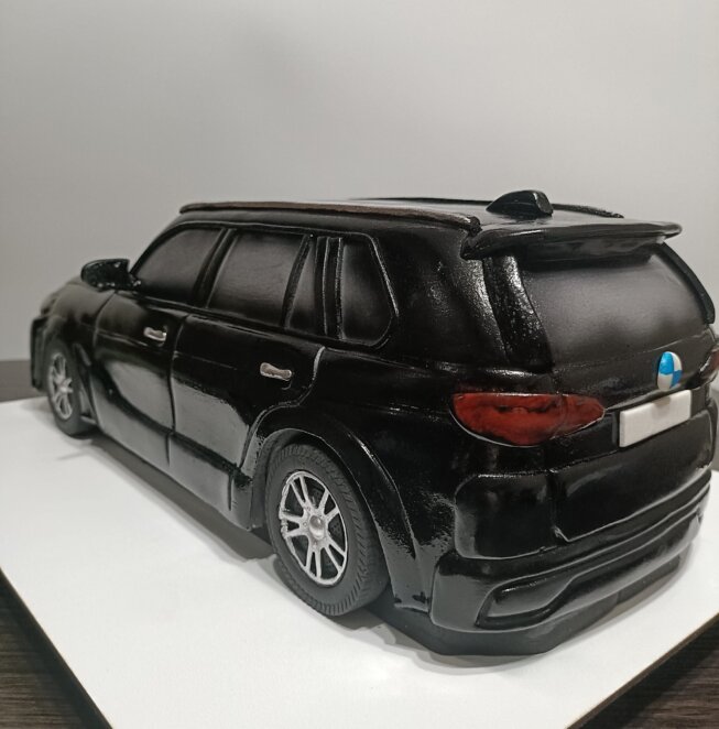 У Дніпрі кондитер створив торт у вигляді BMW X5