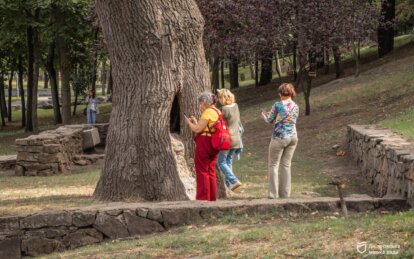 Дніпряни поважного віку у середмісті виборювали перемогу у квесті «Дніпровський QR-шлях»