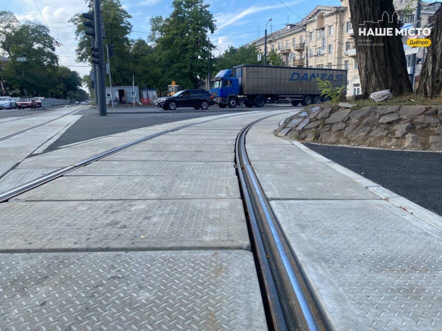 В Днепре отремонтировали трамвайный переезд на перекрестке просп. Леси Украинки и ул. Степана Бандеры 