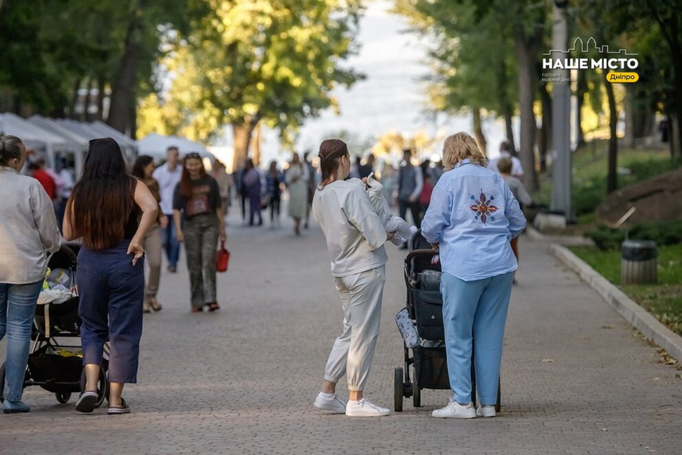 Вересневий вайб у парку Шевченка у Дніпрі: популярне місце відпочинку збирає сотні відвідувачів