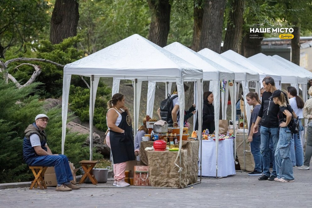 Вересневий вайб у парку Шевченка у Дніпрі: популярне місце відпочинку збирає сотні відвідувачів