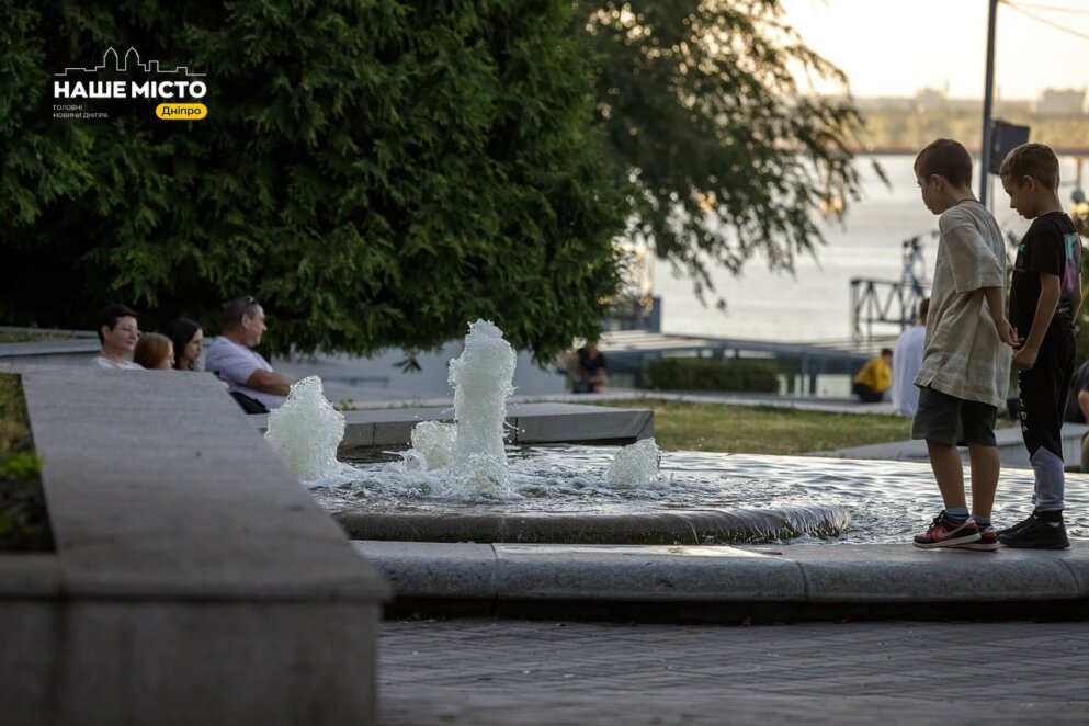 Вересневий вайб у парку Шевченка у Дніпрі: популярне місце відпочинку збирає сотні відвідувачів