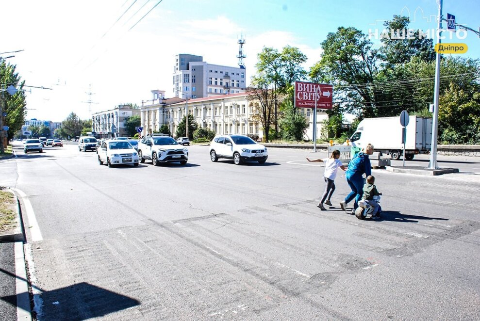 пішохідний переход на перетині Запорізького шосе та вулиці Високовольтної