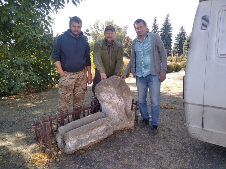 В Днепр эвакуировали уникальную часть старинной каменной бабы