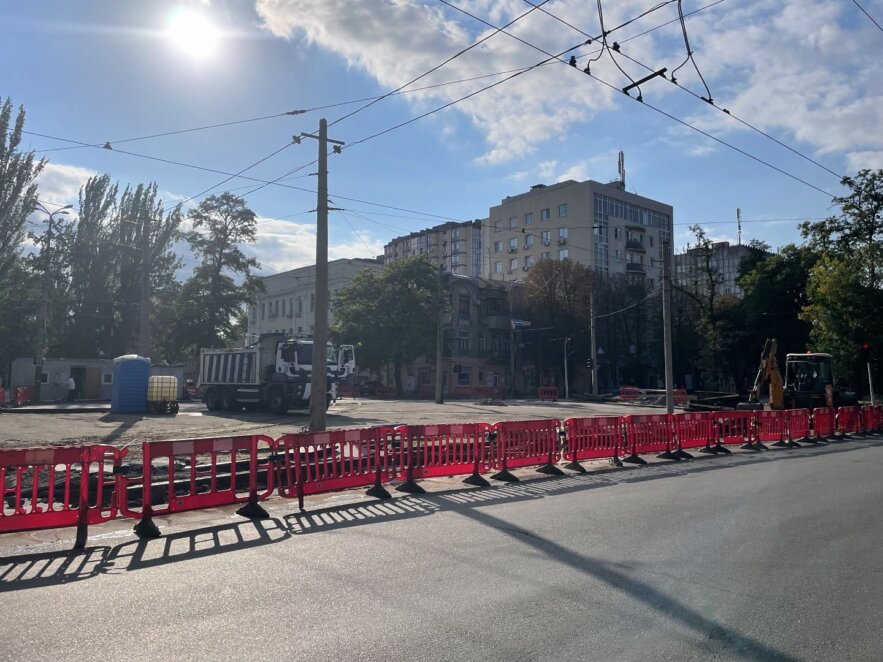 В Днепре начали ремонт аварийного переезда на перекрестке проспекта Леси Украинки и бульвара Батальона Днепр