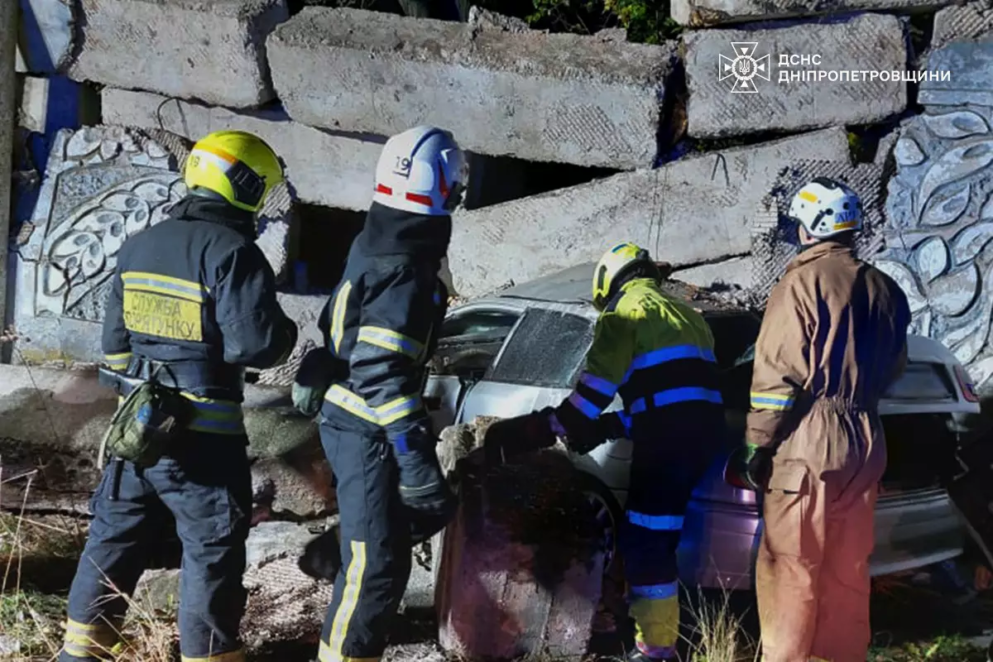 Смертельная авария в Днепровском районе: водитель автомобиля врезался в бетонную конструкцию