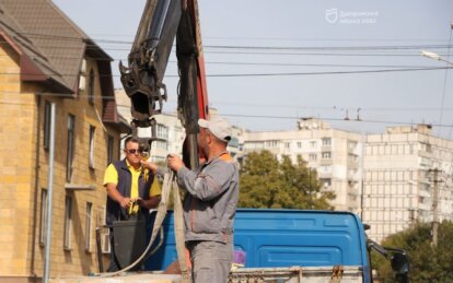 У Дніпрі на розі проїзду Гальченка та вул. Пресової встановлюють новий світлофорний об’єкт