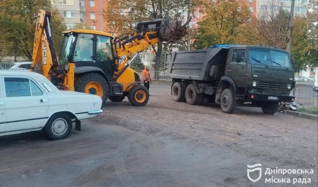 комунальники прибирають сміття