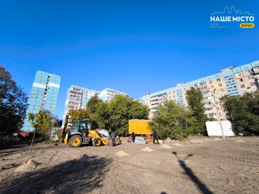 Сучасні тренажери та гойдалки для малечі: у Дніпрі триває ремонт майданчика на вул. Велика Діївська, 32